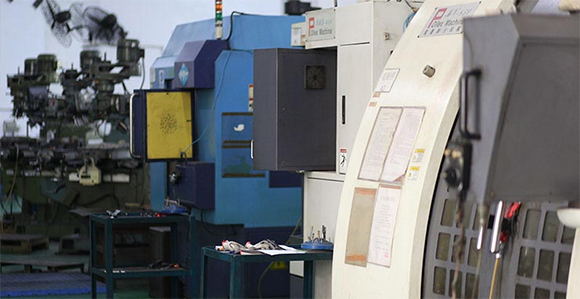 塑膠模具應(yīng)用于新能源汽車領(lǐng)域？塑膠模具有哪些特點(diǎn)？